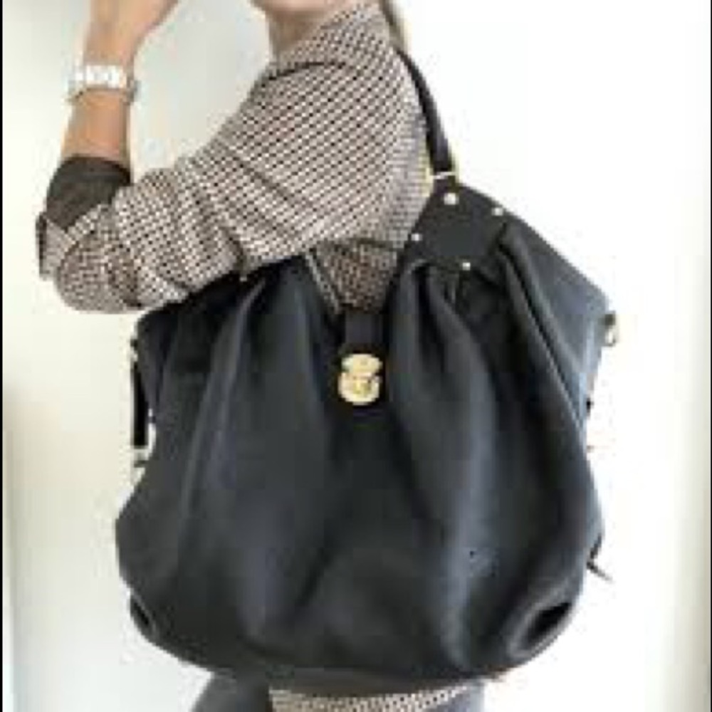 ✨LIKE NEW✨ black leather Louis Vuitton mahina XL